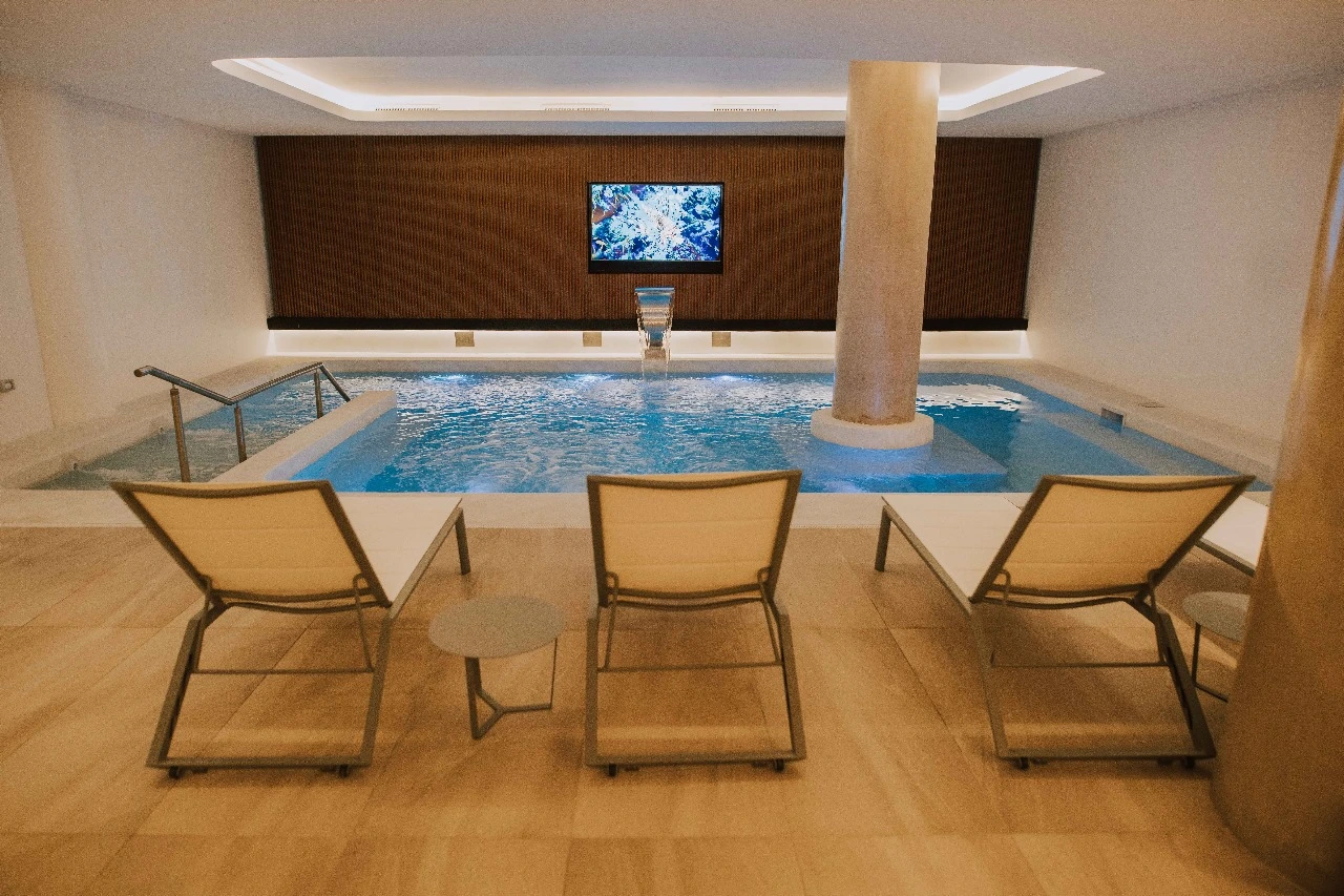 Piscina cubierta Hotel Dos Reyes